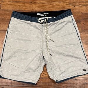 Billabong Men's Light Gray Board Shorts sz: Medium